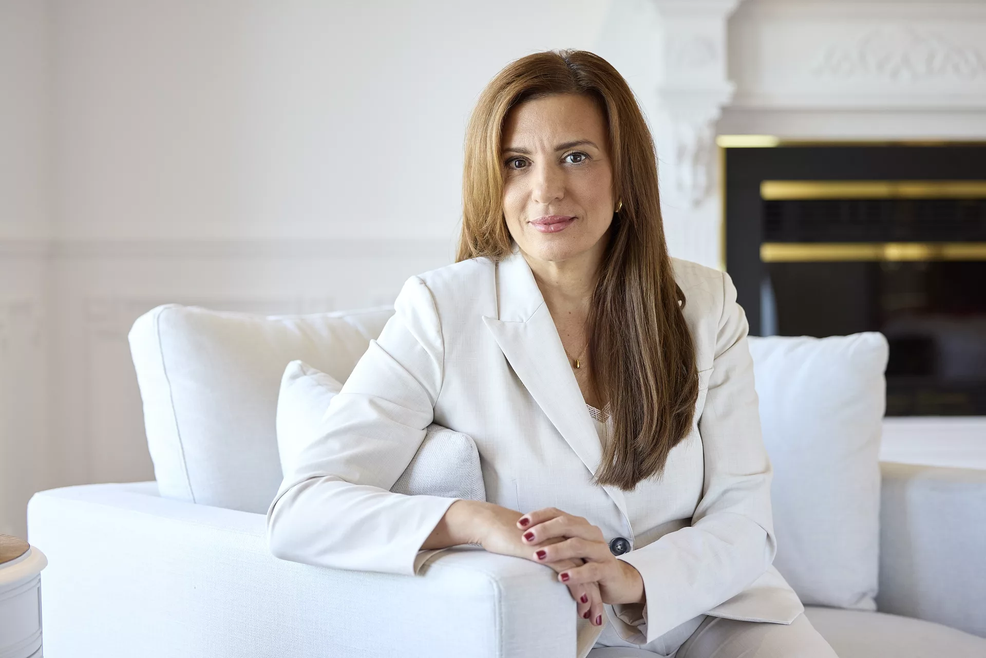 Marie-Dominique Taillon assise devant le foyer